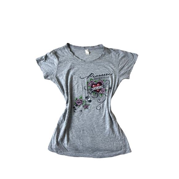 Grey grunge short sleeve top with poineers Somerville text, heart and rose print - Picture 2 of 7